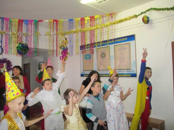 Члены партии «Нур Отан» и актюбинские бизнесмены устроили праздник для воспитанников Жайсанской спецшколы