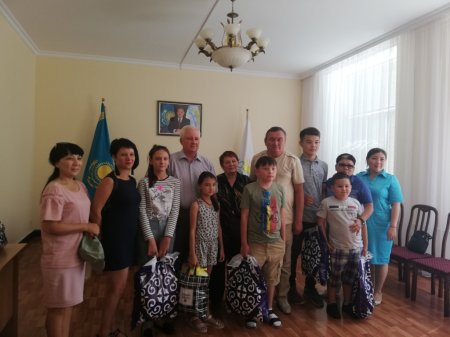 Предприниматели и депутаты собрали детей в школу